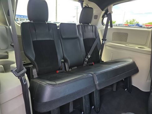 Used 2018 Dodge Grand Caravan SXT FWD image 30