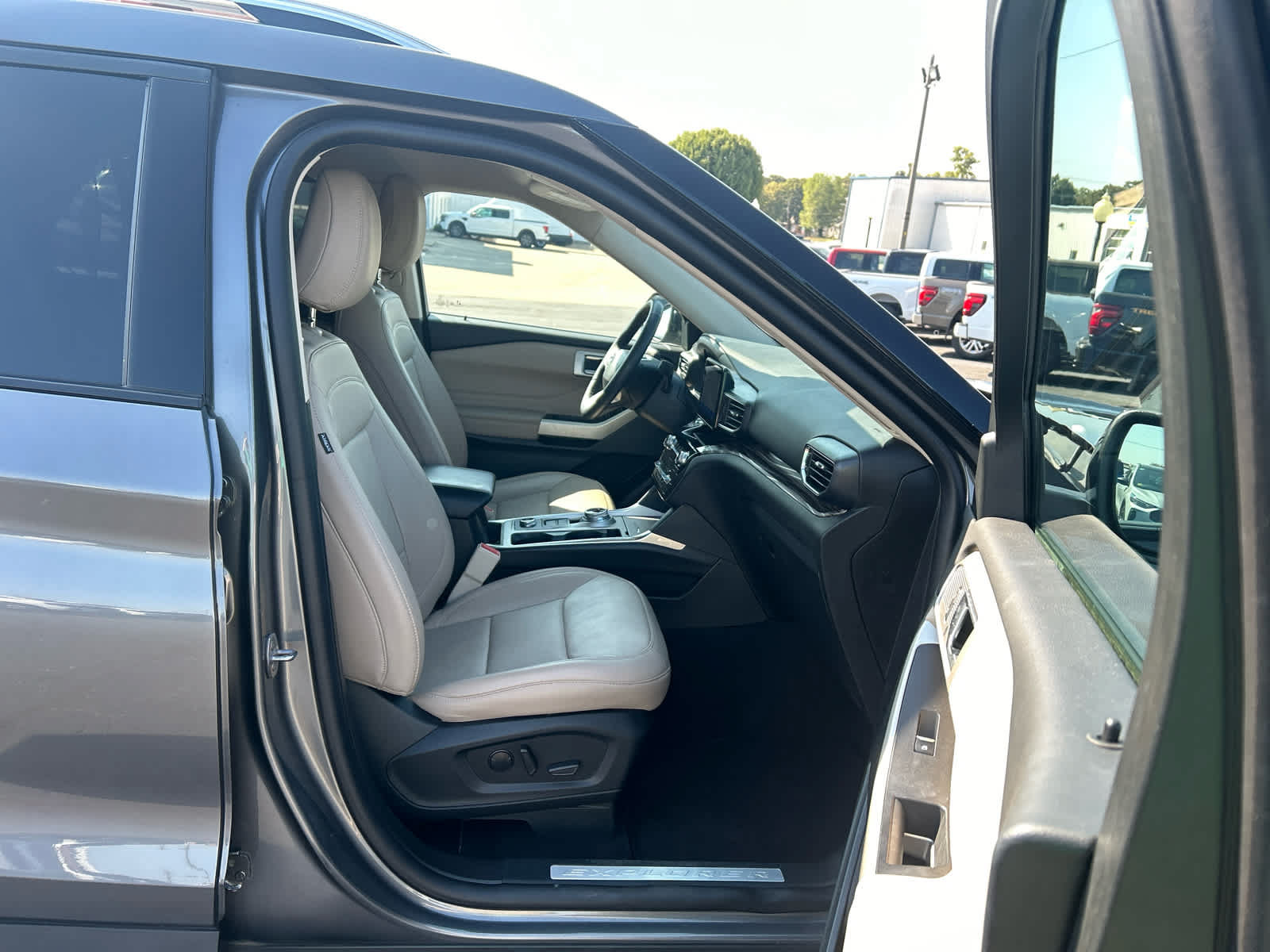 Used 2023 Ford Explorer Limited w/ Equipment Group 301A AWD/4WD image 17