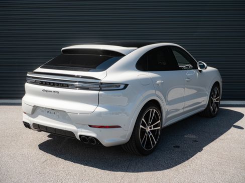 Certified 2025 Porsche Cayenne GTS AWD/4WD image 30