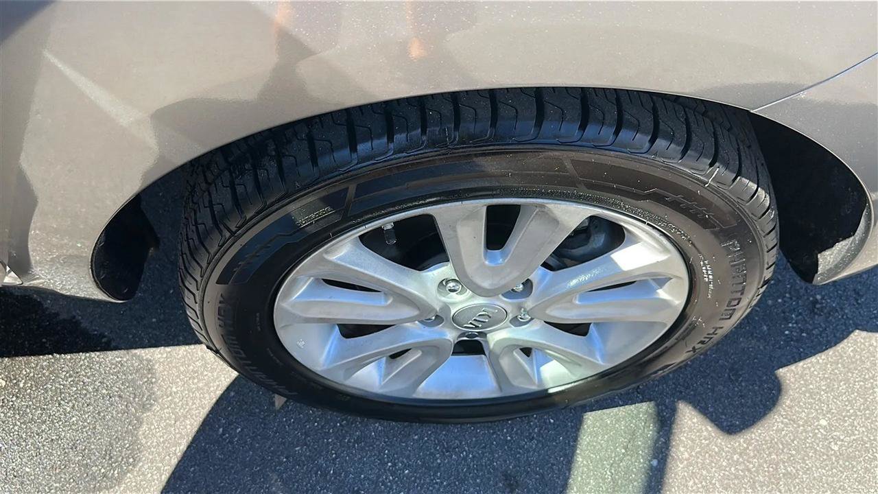 Used 2013 Kia Soul + FWD image 16