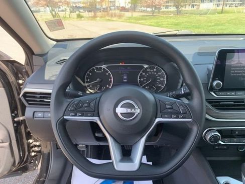 Used 2025 Nissan Altima 2.5 SV image 17