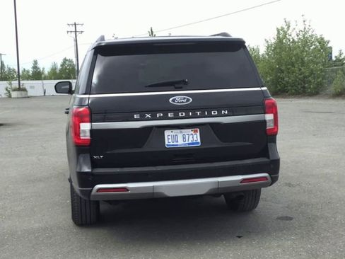 Used 2024 Ford Expedition XLT image 7