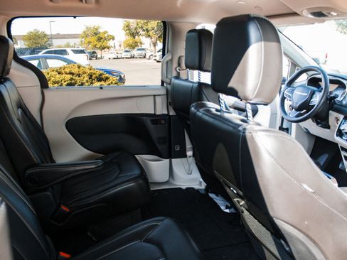 Used 2023 Chrysler Pacifica Touring-L FWD image 29