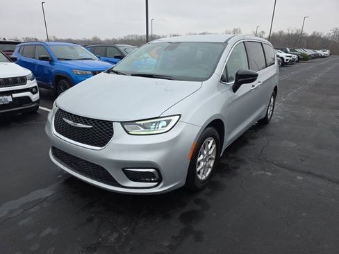 Used 2024 Chrysler Pacifica Touring-L image 2