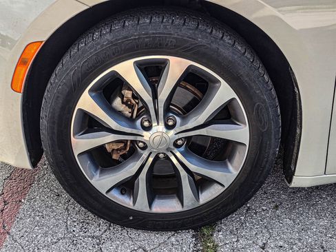 Used 2017 Chrysler Pacifica Limited FWD image 7