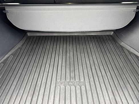 Used 2022 Toyota Venza XLE image 16