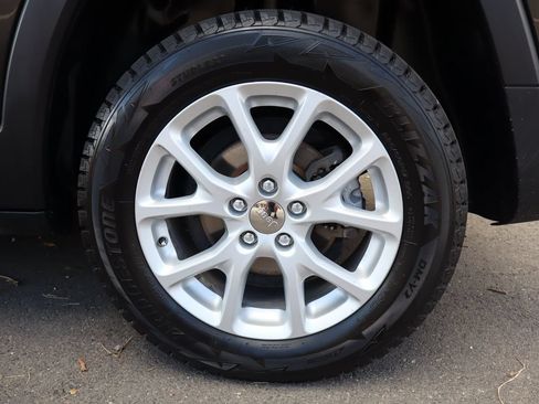 Used 2015 Jeep Cherokee Latitude w/ Comfort/Convenience Group FWD image 42