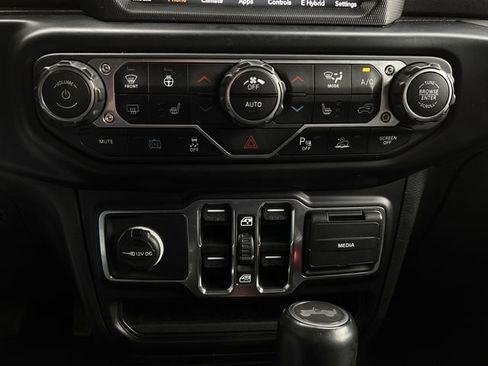 Used 2022 Jeep Wrangler Unlimited Sahara image 20