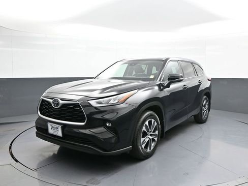 Certified 2020 Toyota Highlander XLE image 1