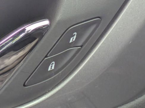 Used 2023 Chevrolet Traverse LT image 28