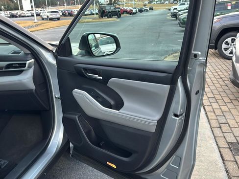 Certified 2023 Toyota Highlander XLE image 12