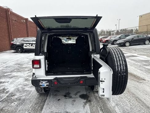 Used 2021 Jeep Wrangler Unlimited Sahara AWD/4WD image 20