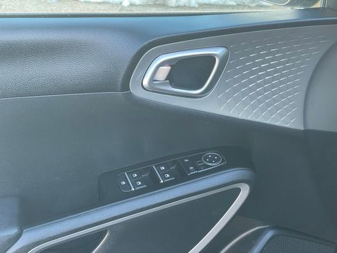 Used 2023 Kia Soul LX w/ LX Technology Package FWD image 11