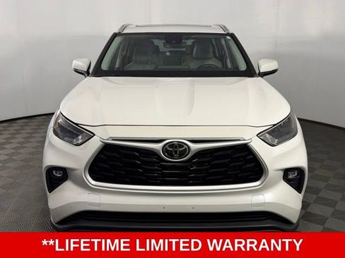 Used 2023 Toyota Highlander XLE FWD image 3