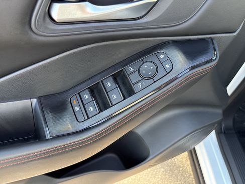 Used 2025 Nissan Rogue SV AWD/4WD image 16