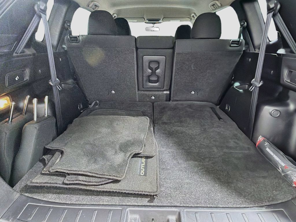 Used 2023 Mitsubishi Outlander ES AWD/4WD image 25