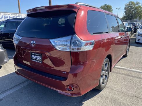 Used 2020 Toyota Sienna SE Premium FWD image 8