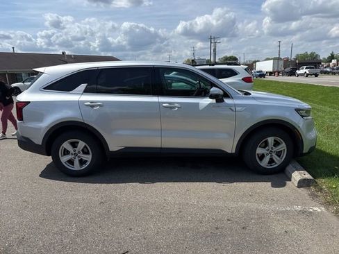 Used 2021 Kia Sorento LX FWD image 3