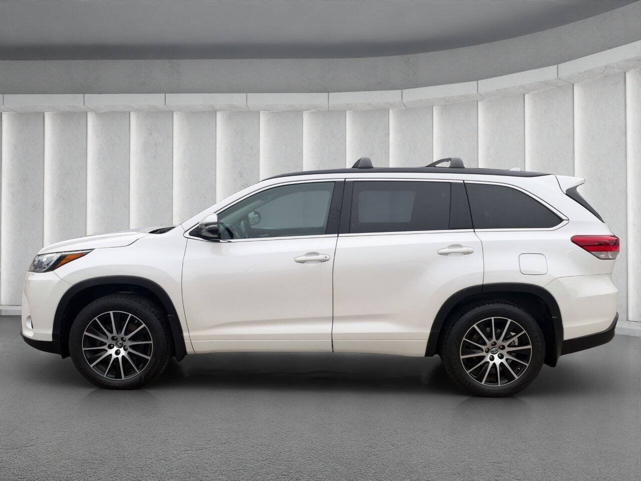 Used 2018 Toyota Highlander SE AWD/4WD image 2