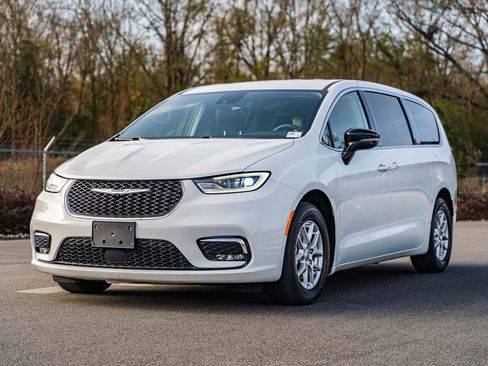 Used 2024 Chrysler Pacifica Touring-L image 3