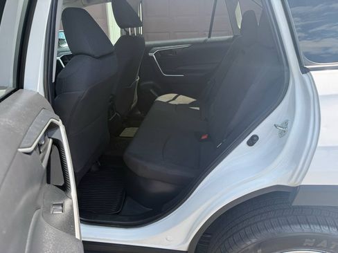 Used 2021 Toyota RAV4 LE AWD/4WD image 26