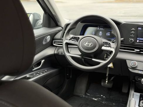 Used 2025 Hyundai Elantra SE w/ Cargo Package FWD image 33