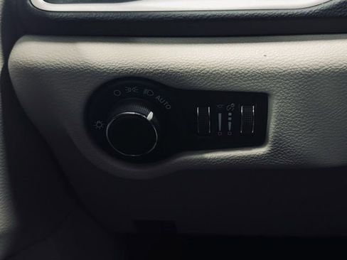 Used 2023 Chrysler Voyager LX image 31