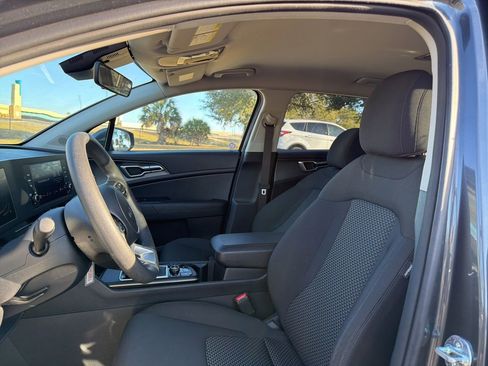 Used 2024 Kia Sportage LX image 9