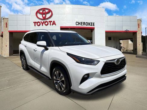 Used 2022 Toyota Highlander XLE FWD image 3