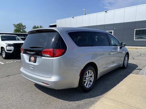 Used 2023 Chrysler Voyager LX FWD image 7