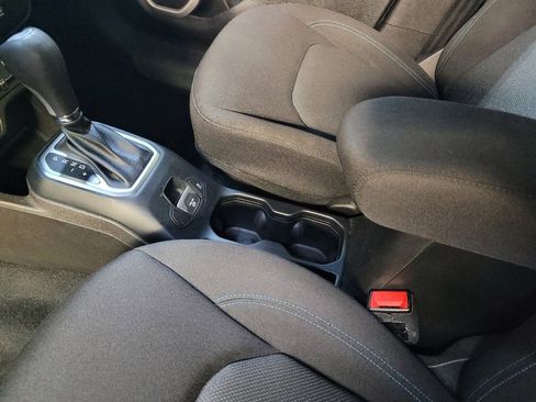 Used 2021 Jeep Renegade Latitude FWD image 26