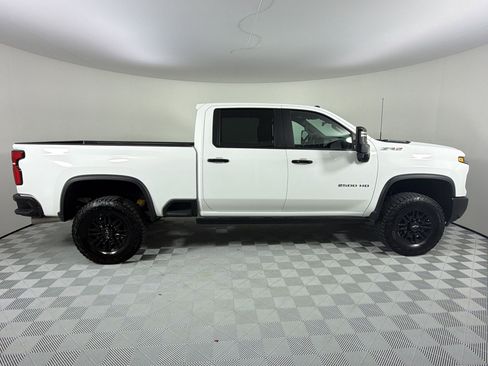 Used 2025 Chevrolet Silverado 2500 ZR2 w/ Technology Package image 8