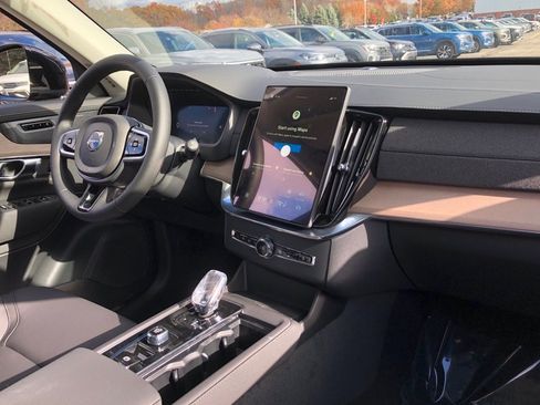 New 2026 Volvo XC90 B6 Plus w/ Protection Package Premier image 18
