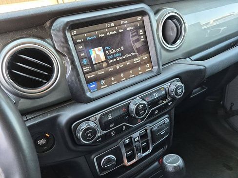 Used 2023 Jeep Gladiator Overland AWD/4WD image 19