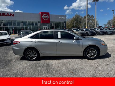 Used 2017 Toyota Camry SE w/ Moonroof Package image 5