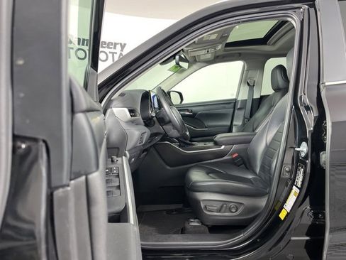 Certified 2023 Toyota Highlander XLE image 3