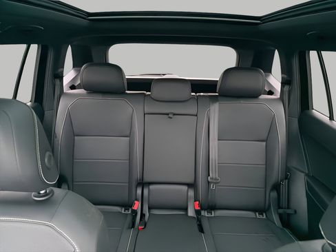 Used 2021 Volkswagen Tiguan SE R-Line image 25