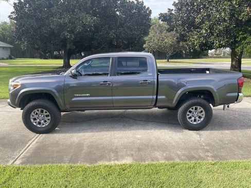 Used 2018 Toyota Tacoma SR5 AWD/4WD image 1