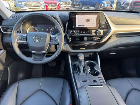 Used 2024 Toyota Highlander XLE image 18