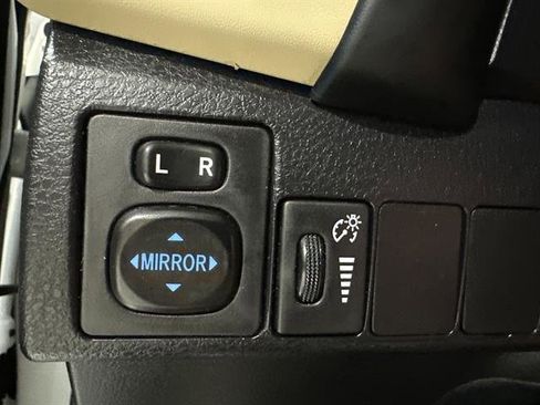 Used 2017 Toyota Corolla LE image 28