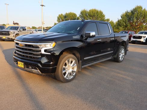 Used 2023 Chevrolet Silverado 1500 High Country w/ High Country Premium Package AWD/4WD image 3