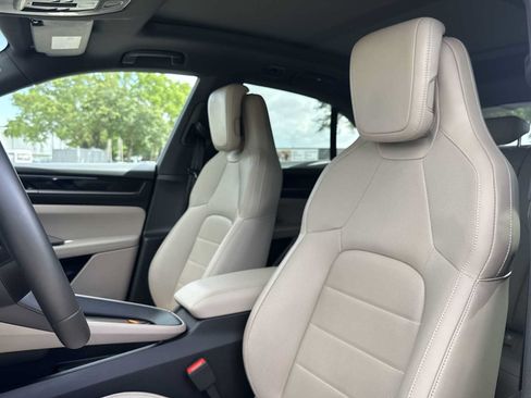 Used 2025 Porsche Macan Electric RWD image 14