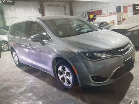 Used 2018 Chrysler Pacifica Touring Plus image 18