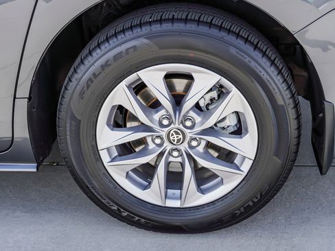 Used 2025 Toyota Sienna XLE image 13