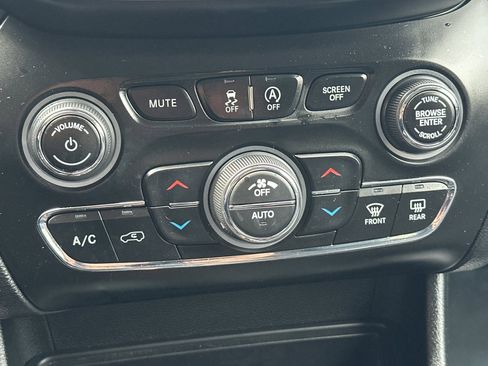 Used 2022 Jeep Cherokee Trailhawk w/ Premium Leather Package image 19