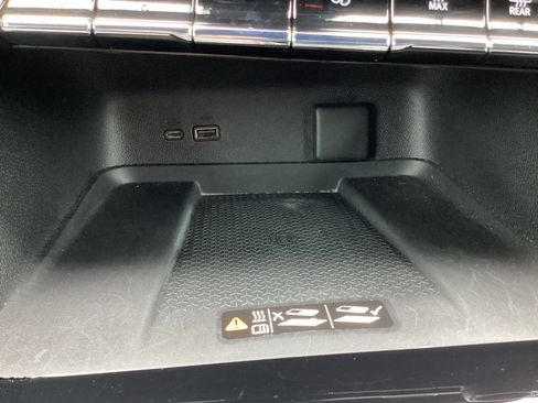 Used 2025 Chevrolet Traverse LT FWD image 26