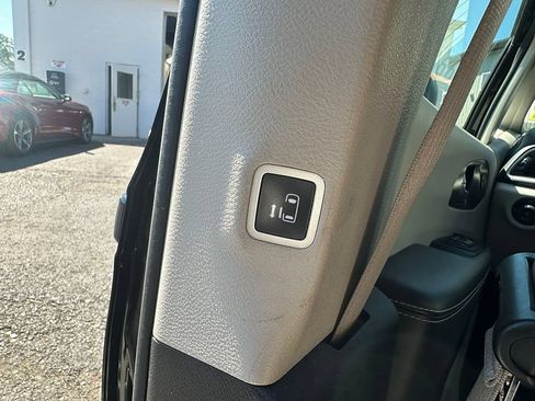 Used 2023 Chrysler Pacifica Touring-L FWD image 33
