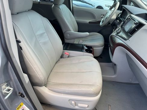 Used 2014 Toyota Sienna XLE image 29