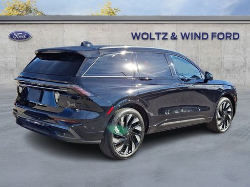 Used 2024 Lincoln Nautilus Reserve w/ Equipment Group 202A image 6