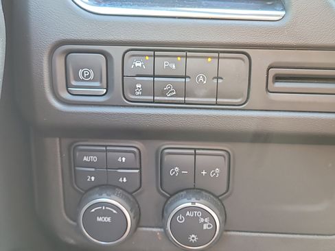 Used 2023 Chevrolet Suburban Premier image 31